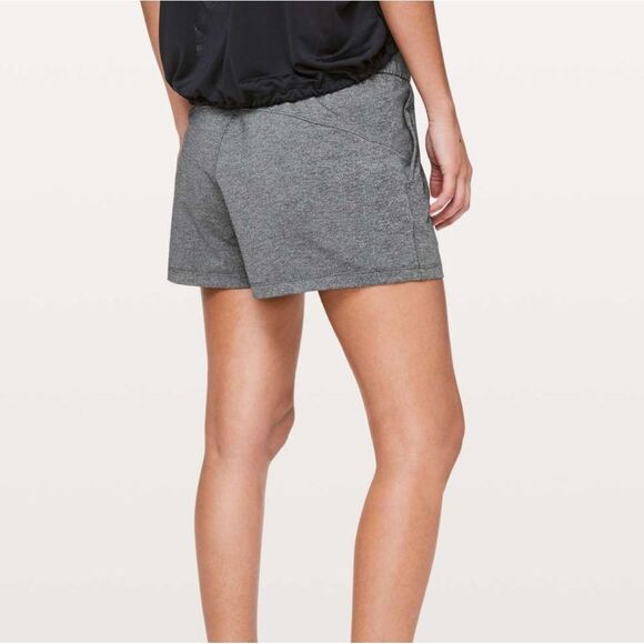 Lululemon On The Fly Short *2.5" Size 4 - Picture 6 of 8